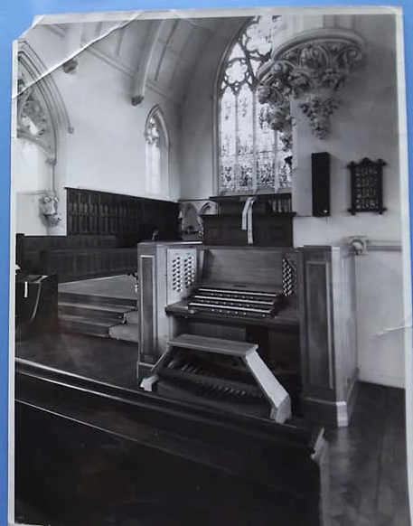 Photograph by Derek Underdown of the Jennings Model G orgin in St James, Kidbrooke